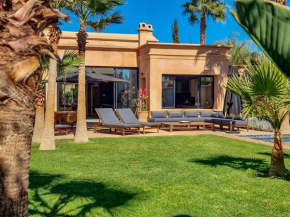 Villa avec gouvernante et 2 piscines dont une chauffée dans domaine securise